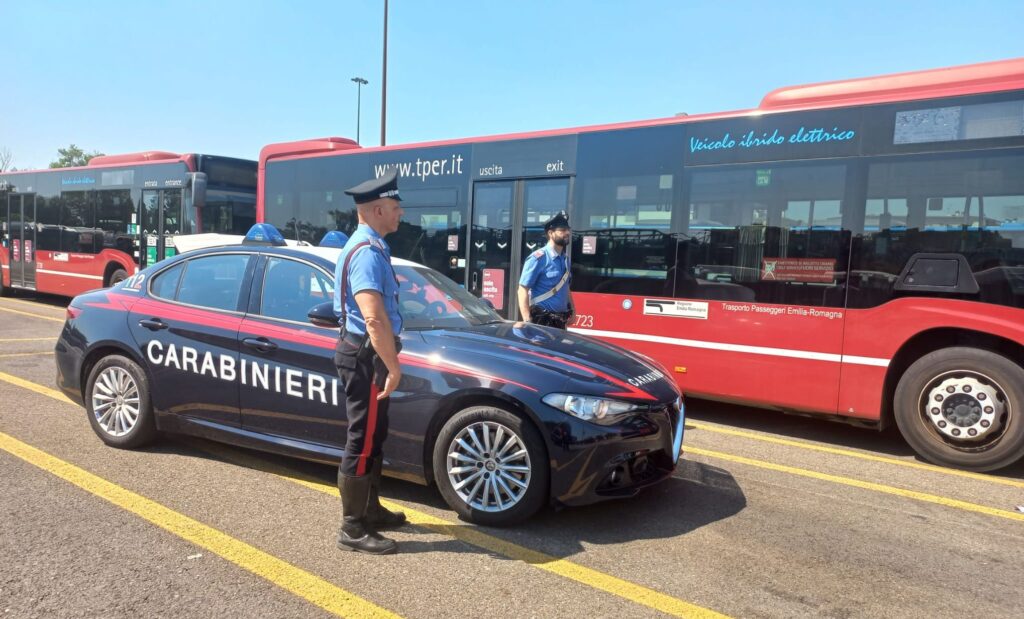 Terrore sul bus: non si ferma dove speravano e in due minacciano l’autista che fugge dal finestrino