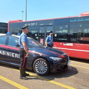 Terrore sul bus: non si ferma dove speravano e in due minacciano l’autista che fugge dal finestrino