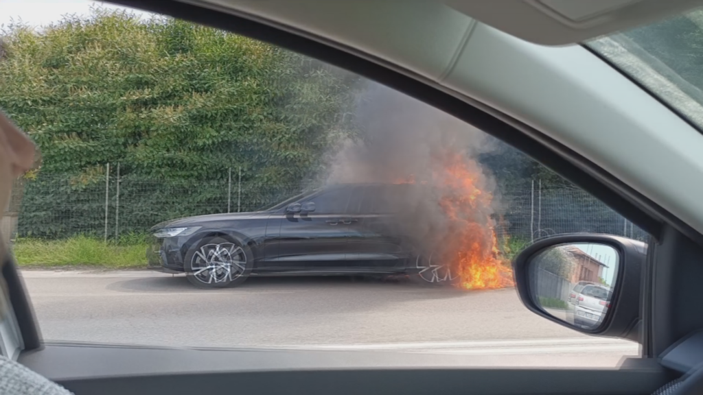Auto in fiamme in via Colombo, illeso il conducente