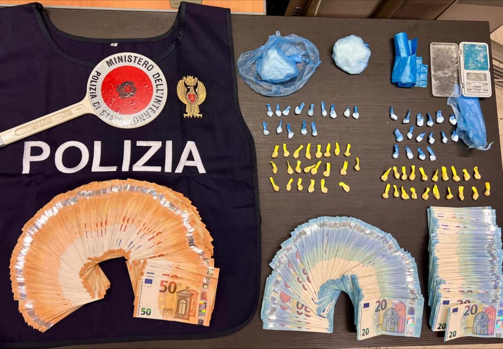 In casa droga e 18mila euro in contanti: due spacciatori arrestati dalla polizia