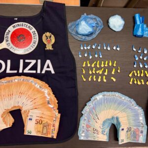 In casa droga e 18mila euro in contanti: due spacciatori arrestati dalla polizia