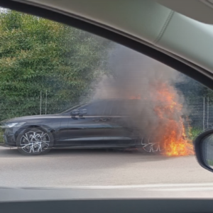 Auto in fiamme in via Colombo, illeso il conducente
