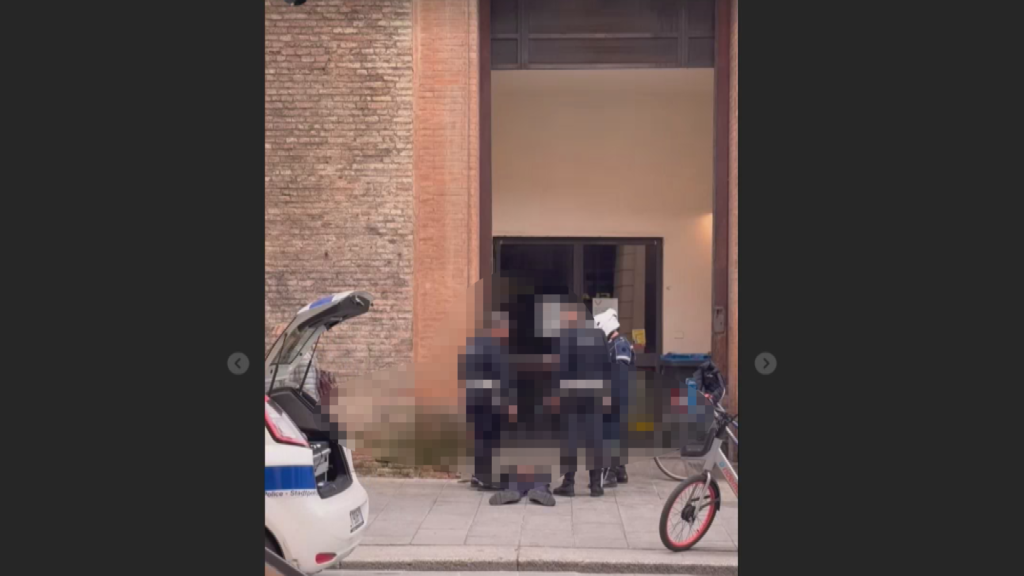 Picchia e aggredisce i passanti, la polizia locale lo ferma