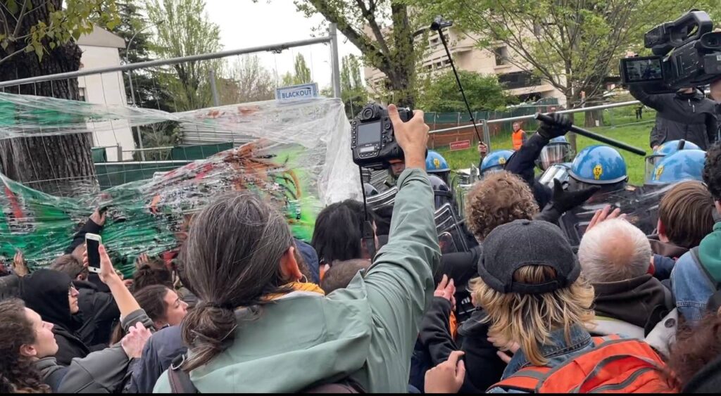 Sgombero al parco Don Bosco: scontri tra ambientalisti e Forze dell’ordine