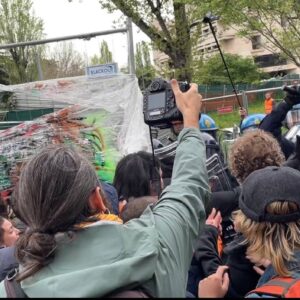 Sgombero al parco Don Bosco: scontri tra ambientalisti e Forze dell’ordine