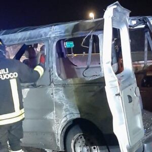 Incidente in A13, coinvolto un pulmino di turisti, 5 feriti