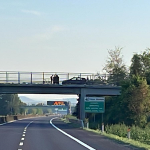 Tenta di togliersi la vita, la Polizia lo salva