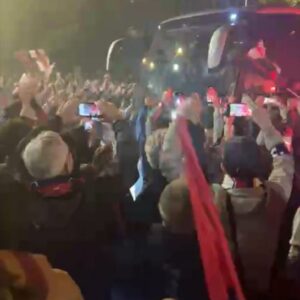 E’ festa a Casteldebole, migliaia di tifosi accolgono la squadra all’arrivo da Napoli