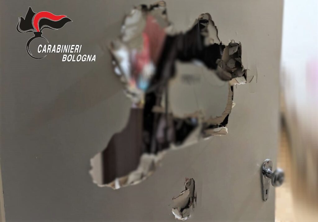 Sfonda a pugni la porta di casa e picchia la fidanzata