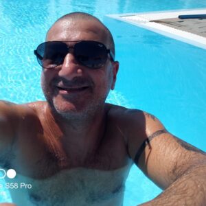 Si schianta con la moto contro un palo, morto 52enne