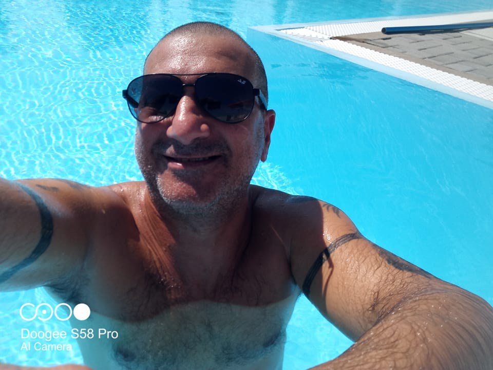 Si schianta con la moto contro un palo, morto 52enne