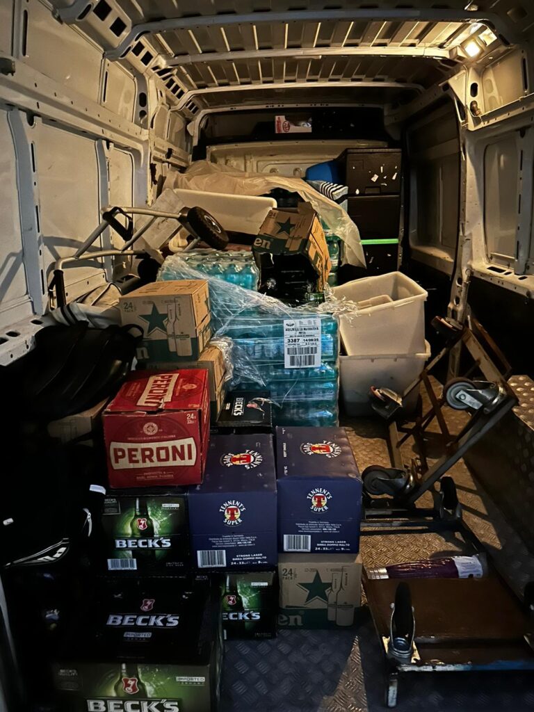 Festa dei tifosi in centro: polizia sequestra oltre 500 bottiglie di birra