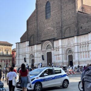 Ruba lo zaino a due turiste, ma viene fermato e denunciato