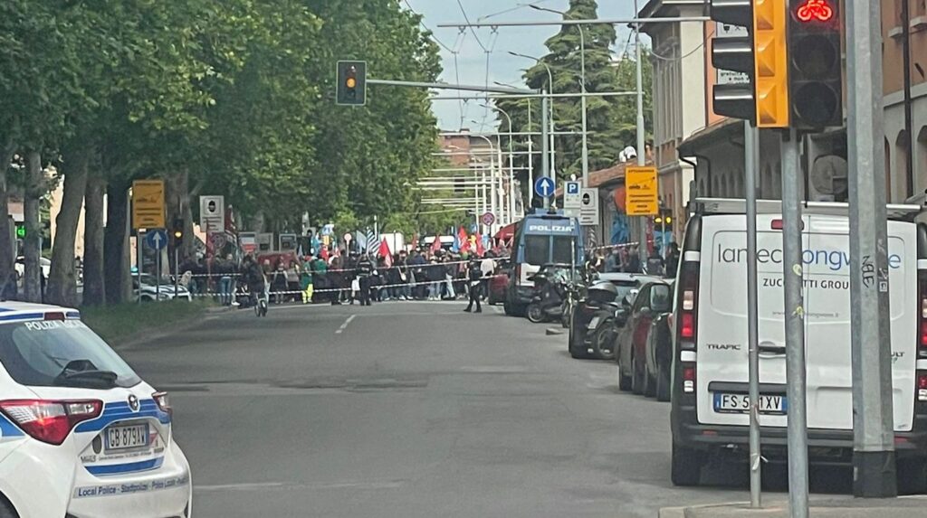 Viali bloccati a causa dello sciopero proclamato dai sindacati davanti a Hera