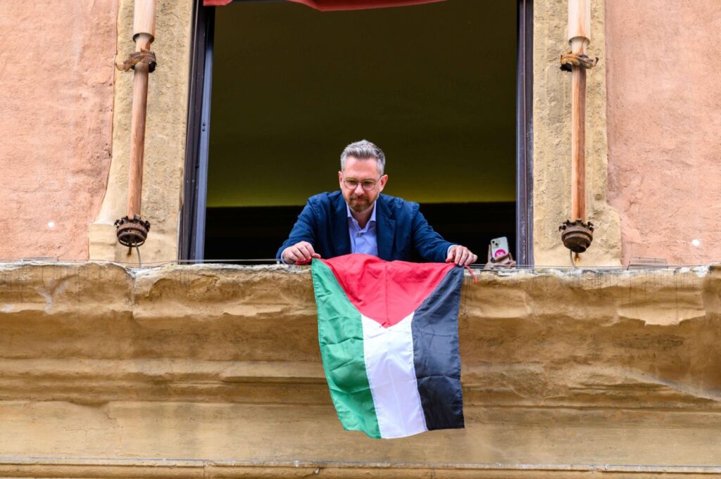 Bandiera palestinese dal Comune: la Schlein “benedice” Lepore