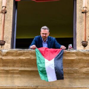 Bandiera palestinese dal Comune: la Schlein “benedice” Lepore