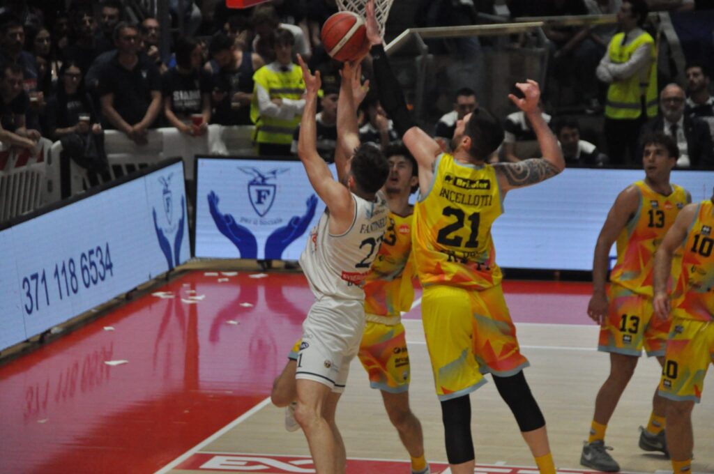 Basket: polizia evita scontri tra tifoserie durante Fortitudo-Rieti