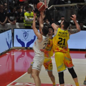 Basket: polizia evita scontri tra tifoserie durante Fortitudo-Rieti
