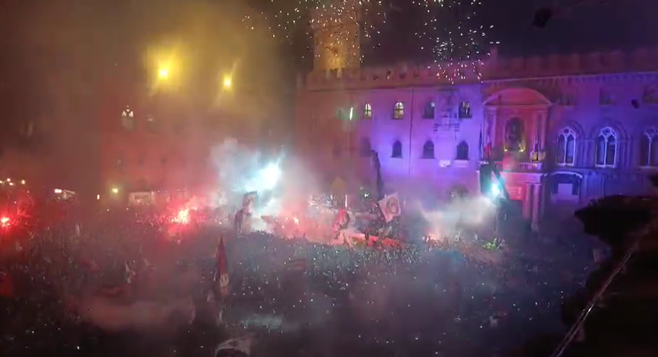 30mila tifosi in delirio per la festa del Bologna in piazza Maggiore. La storica festa trasmessa in diretta da E’tv con ascolti record