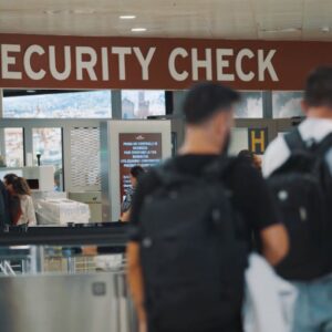 Sospeso il ‘Security manager’ del Marconi dopo l’allarme per una pistola che non c’era