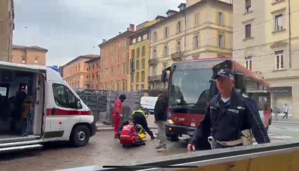 Donna di 78 anni investita da un autobus in piazza Re Enzo: è gravissima