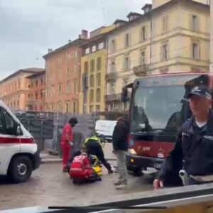 Donna di 78 anni investita da un autobus in piazza Re Enzo: è gravissima