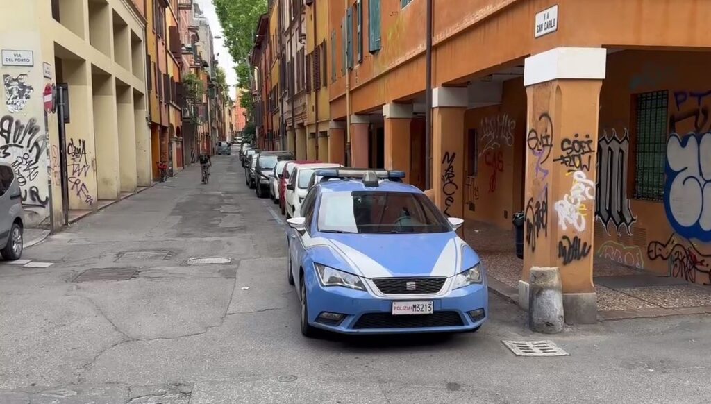 Donna trovata morta in casa a Bologna, indagini in corso