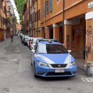 Donna trovata morta in casa a Bologna, indagini in corso