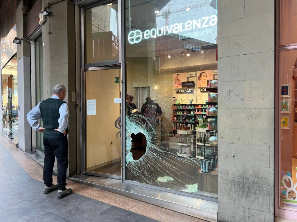 San Vitale, ancora un furto con ‘spaccata’ in profumeria