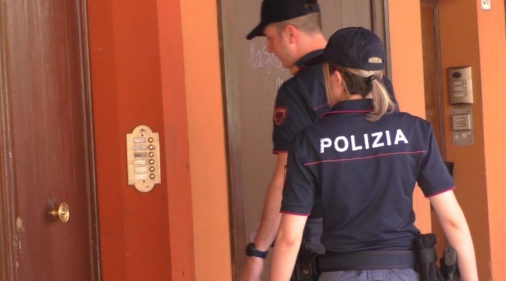 Stalker irrompe sul terrazzo di casa della ex fidanzata per minacciarla