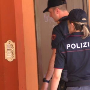 Stalker irrompe sul terrazzo di casa della ex fidanzata per minacciarla