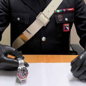Corriere ‘infedele’ ruba orologi di lusso