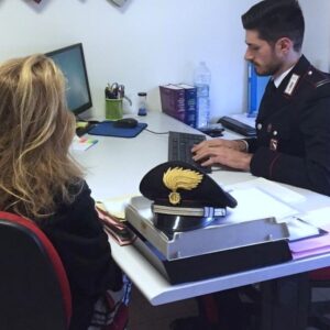 Violenze e minacce nei confronti della compagna: madre denuncia figlio ai carabinieri