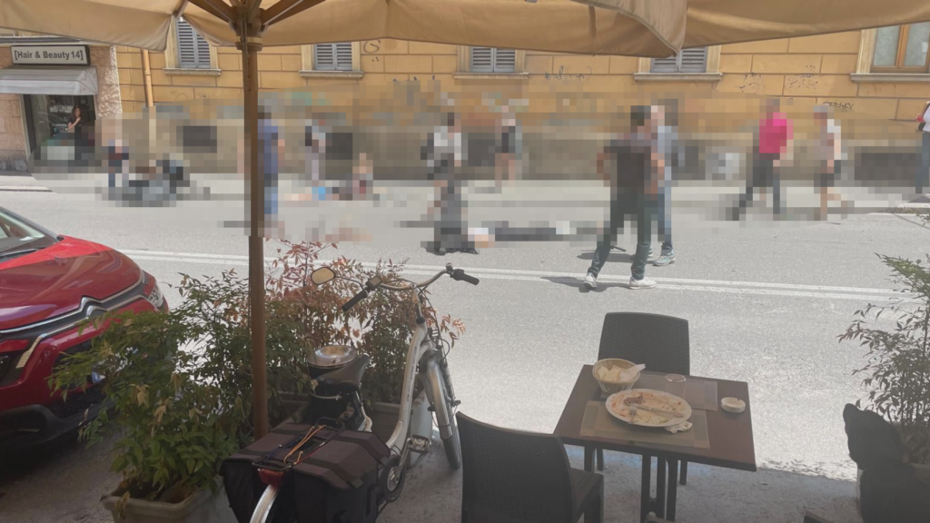 In via San Mamolo scontro tra moto e monopattino, grave una 33enne