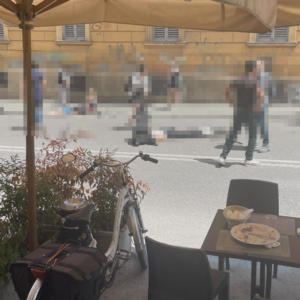 In via San Mamolo scontro tra moto e monopattino, grave una 33enne