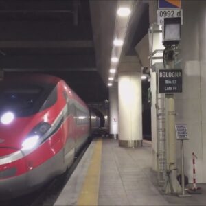 Sciopero dei treni: ritardi e disagi alla stazione centrale di Bologna