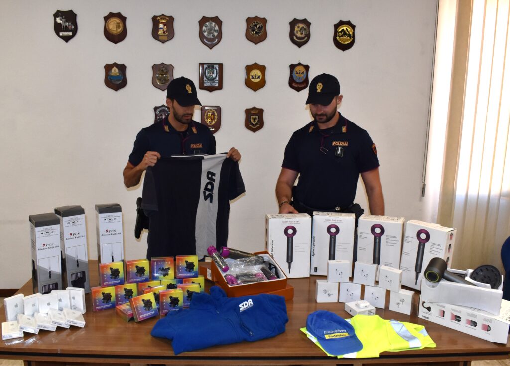 Finti corrieri vendevano merce fasulla, la Polizia li smaschera