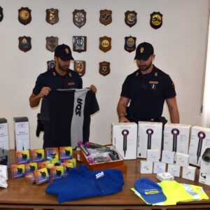 Finti corrieri vendevano merce fasulla, la Polizia li smaschera