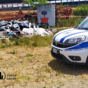 Polizia locale ferma autocarro in via Zanardi e scopre una discarica abusiva di rifiuti