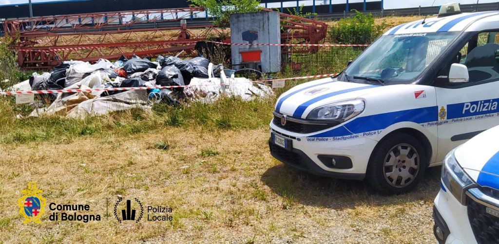 Polizia locale ferma autocarro in via Zanardi e scopre una discarica abusiva di rifiuti