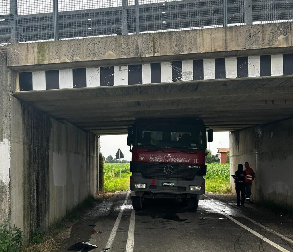 Camion si ‘incastra’ sotto un cavalcavia a San Giovanni in Persiceto