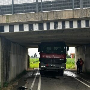 Camion si ‘incastra’ sotto un cavalcavia a San Giovanni in Persiceto