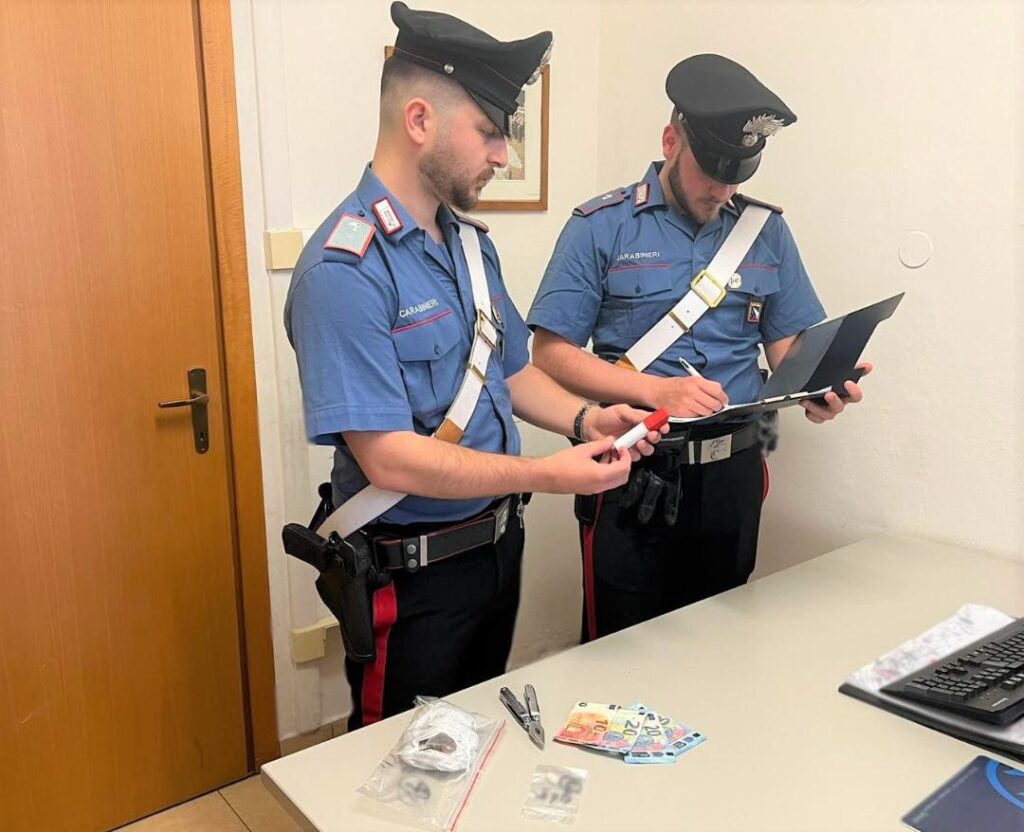 Spray urticante e droga in tasca, due arresti a Pianoro