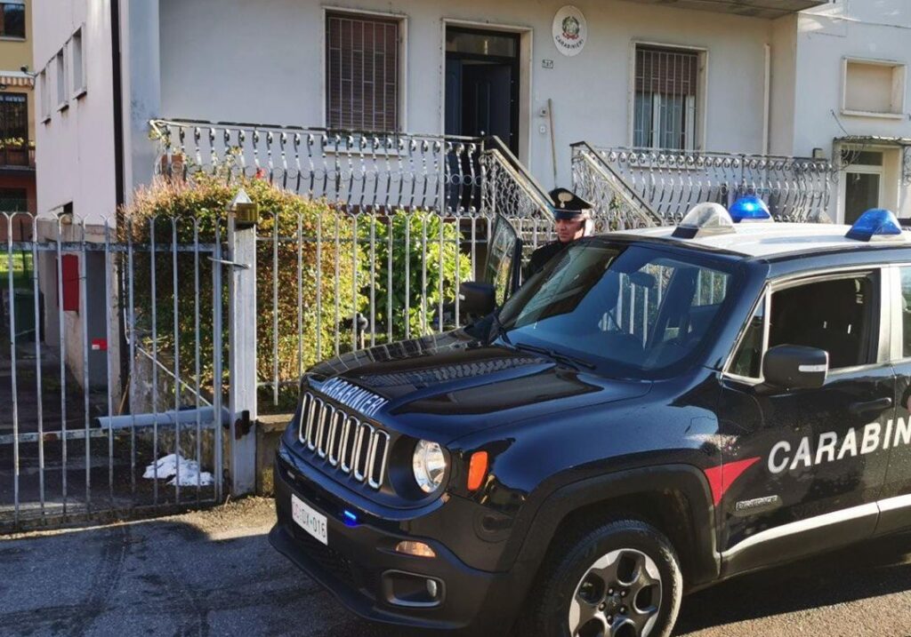 Si barrica in casa con un’ascia, paura a San Benedetto