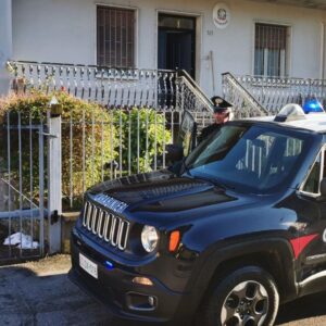 Si barrica in casa con un’ascia, paura a San Benedetto