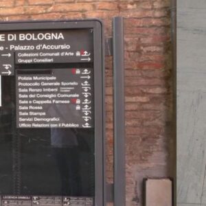 Escrementi davanti alla porta del gruppo Pd in Comune