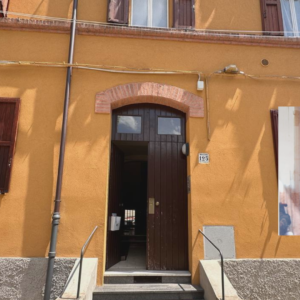 Omicidio in via Ferrarese, 40enne trovato in casa con una ferita alla testa. E’ morto in ospedale