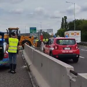 Filmano l’incidente in autostrada: 19 multati dalla Polstrada