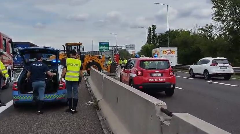 Filmano l’incidente in autostrada: 19 multati dalla Polstrada
