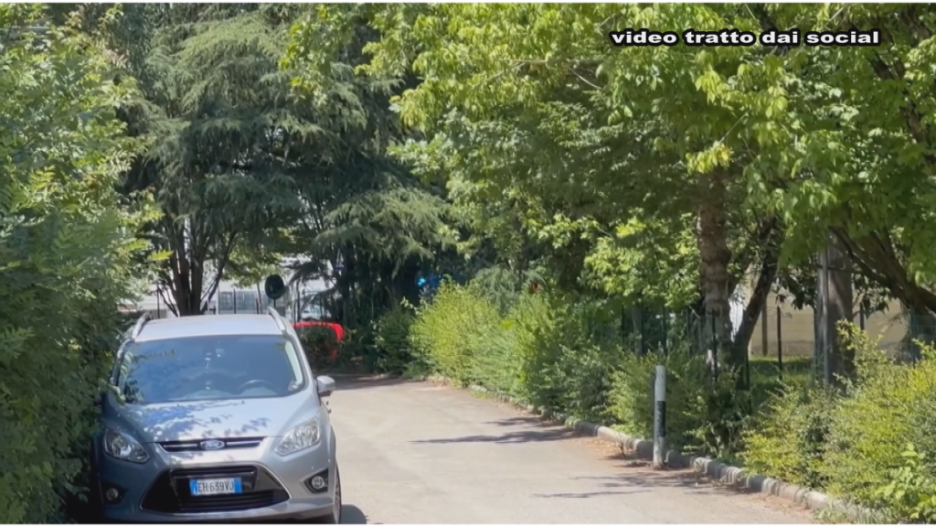 Auto travolge carrozzina in via Cà Bianca: ferito un 48enne